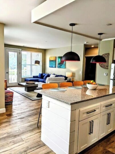 Waterford, CT - Beautiful 2 Bedroom/2 Bath, 2nd Floor Apartment, 1,252SF 