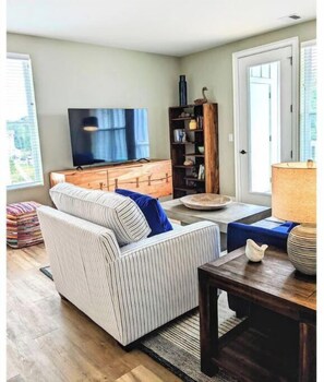 Smart TV, books - Waterford, CT - Beautiful 2 Bedroom/2 Bath, 2nd Floor Apartment, 1,252SF (Waterford)