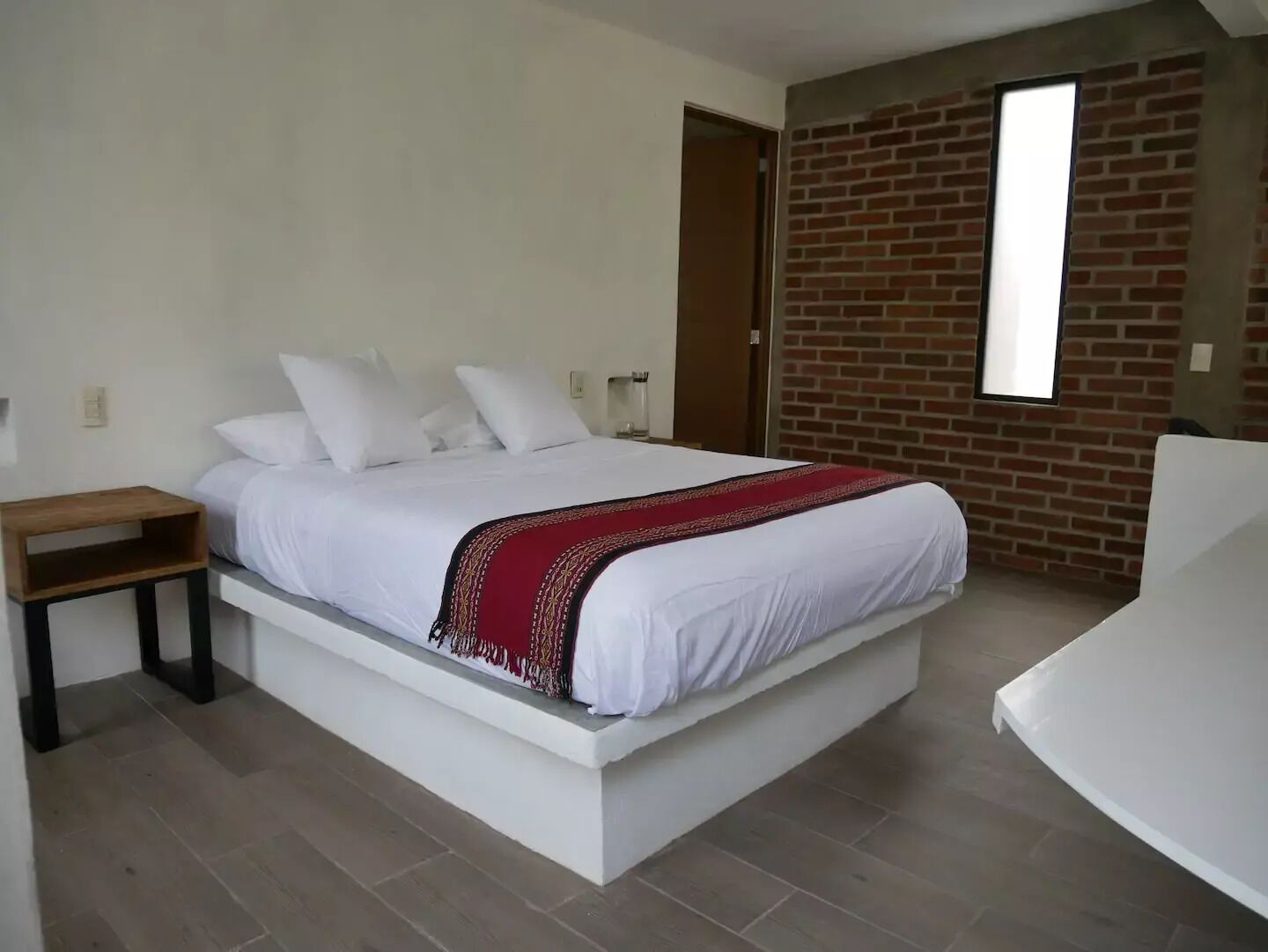 1 dormitorio, escritorio, tabla de planchar con plancha y wifi