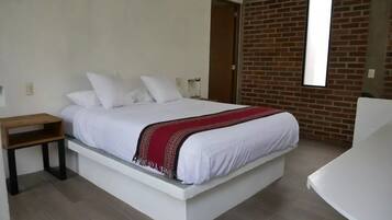 1 dormitorio, escritorio, tabla de planchar con plancha y wifi