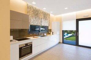 Kühlschrank, Ofen, Geschirrspüler, Wasserkocher mit Kaffee-/Teezubehör