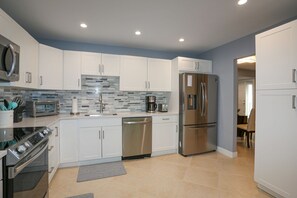 Fridge, microwave, oven, stovetop - NAPLES BATH AND TENNIS Condo 2BEDS/2BATH -- Central Naples (Naples)