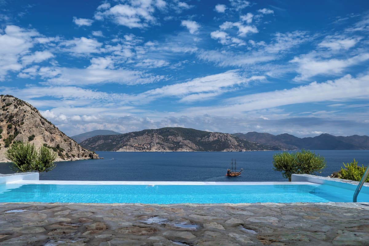 2 bedrooms, premium bedding, in-room safe, free WiFi