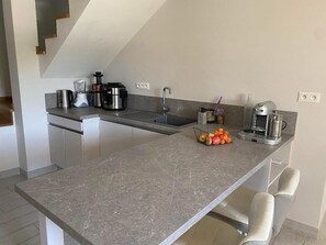 Frigorifero, microonde, forno, piano cottura