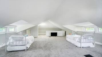 4 habitaciones, escritorio, tabla de planchar con plancha y wifi