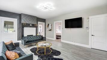 Smart TV y chimenea