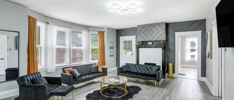 Una Smart TV, una chimenea