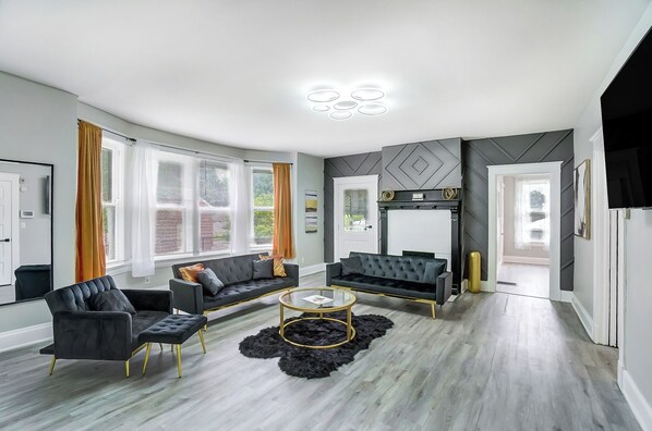 Smart TV, fireplace - Welcome Home to this stylish entrainment home! Families, traveling professionals (Cincinnati)