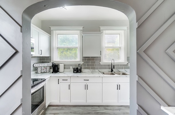 Kjøleskap, mikrobølgeovn, ovn og kokeplater