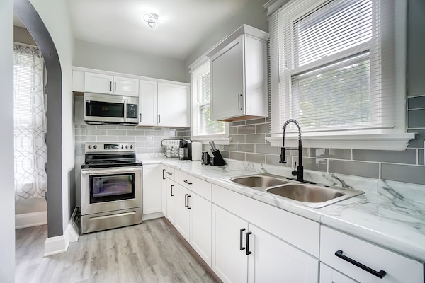 Een koelkast, een magnetron, een oven, een kookplaat