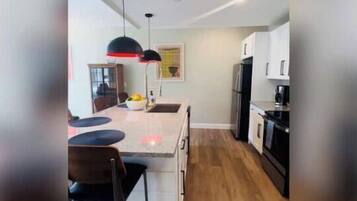 Réfrigérateur, four à micro-ondes, un four, surface de cuisson