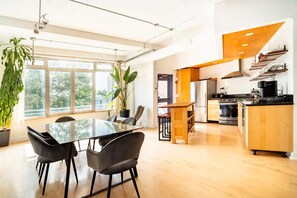 Réfrigérateur, un four, surface de cuisson, lave-vaisselle