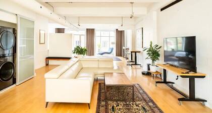 Mile End - Huge Bright & Modern Loft Suite - King Bed - Parking - High Ceiling