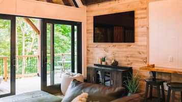 Smart TV, fireplace, stereo