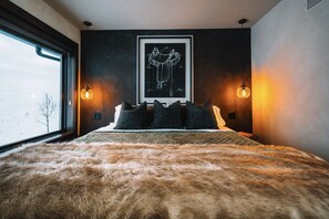 3 bedrooms, desk, WiFi, bed sheets
