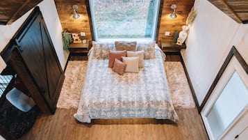 2 bedrooms, desk, WiFi, bed sheets