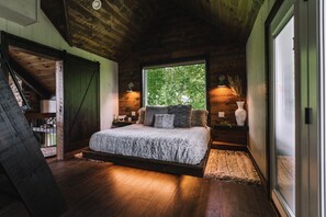 2 bedrooms, desk, WiFi, bed sheets