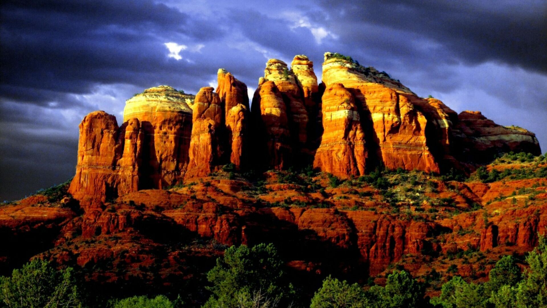 Breath-taking views of the red rocks, & it is located near popular attractions.