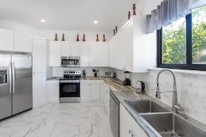 Refrigerador, microondas, horno, placa de cocina