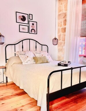 1 Schlafzimmer, Zimmersafe, Schreibtisch, Bügeleisen/Bügelbrett