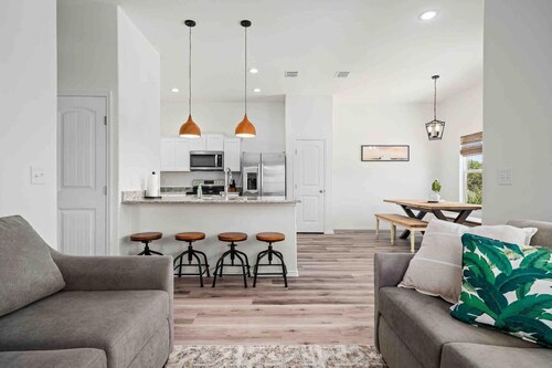 New Coastal Cottage with Pool