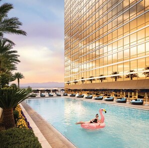 Alberca al aire libre y alberca climatizada