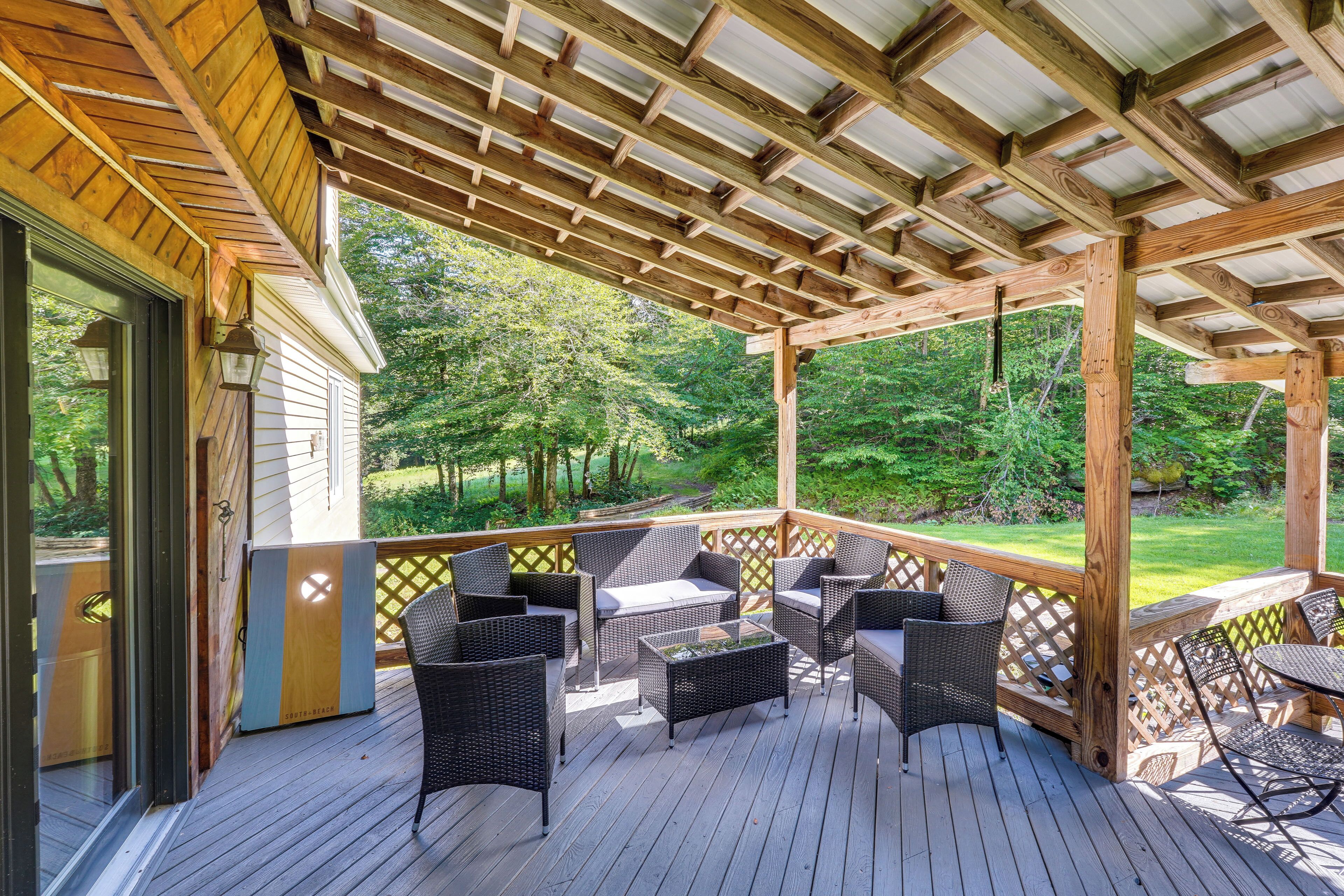 Cozy Livingston Manor Home w/ Wood-Burning Stove!