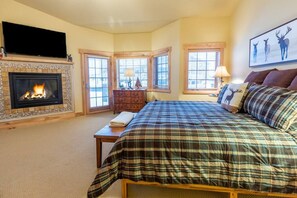 4 habitaciones, escritorio y tabla de planchar con plancha 