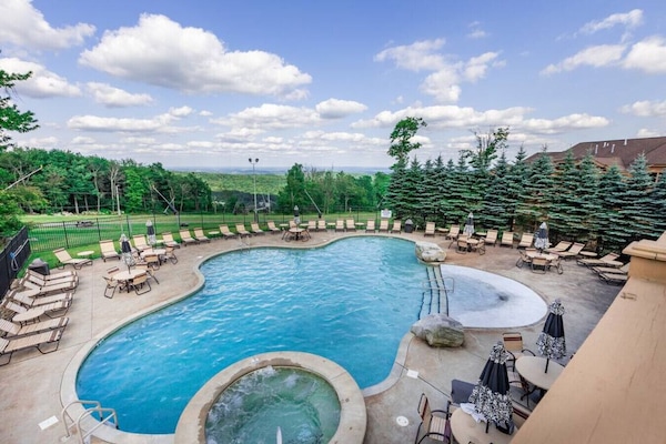 Una piscina al aire libre, una piscina climatizada