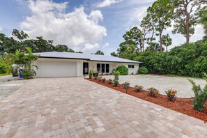 Exterior - Vero Beach Vacation Rental: Pool & Putting Green! (Vero Beach)
