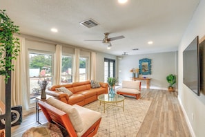 TV, books - Vero Beach Vacation Rental: Pool & Putting Green! (Vero Beach)