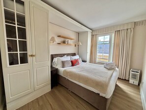 2 bedrooms, desk, iron/ironing board, travel cot - The Mozart Suite by Sloane Square (London)