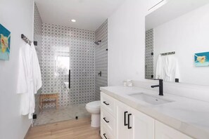 Haartrockner, Handtücher, Seife, Toilettenpapier