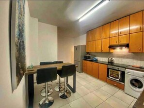 Réfrigérateur, micro-ondes, four, plaque de cuisson