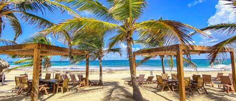 Chaises longues, serviettes de plage