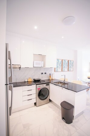 Refrigerador, microondas, placa de cocina, cafetera/tetera