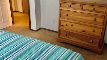 2 slaapkamers, een bureau, een strijkplank/strijkijzer, gratis wifi