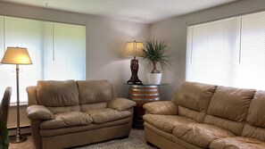 Smart TV - A Cozy, Botanical Getaway + A Spectacular, Historic and Quaint Newport Visit (Narragansett)