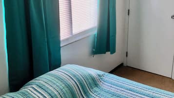 2 chambres, bureau, fer et planche à repasser, accès au Wi-Fi (inclus)