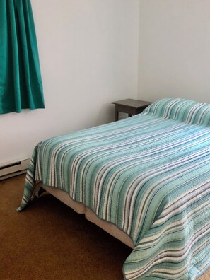 2 bedrooms, desk, iron/ironing board, free WiFi - Escape To A Coastal Winter Wonderland. Dine in Newport! Cozy, Clean and Green. (Narragansett)