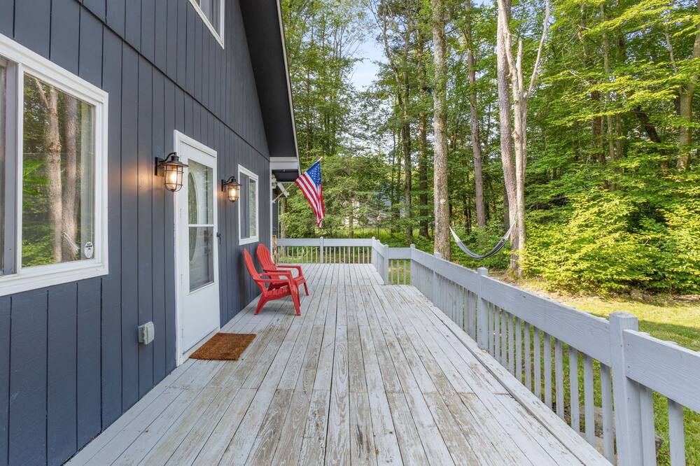 Blue Cabin - Hot Tub, Fire Pit, Access to 3 Private Lakes & Beaches!