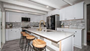 Geladeira, micro-ondas, fogão, cooktop