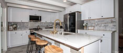 Coffee/tea maker, fridge, microwave, oven