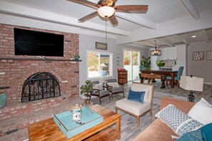 Smart TV, fireplace, offices - Fallbrook's Finest Hideaway House - Pool, Game Rm (Fallbrook)