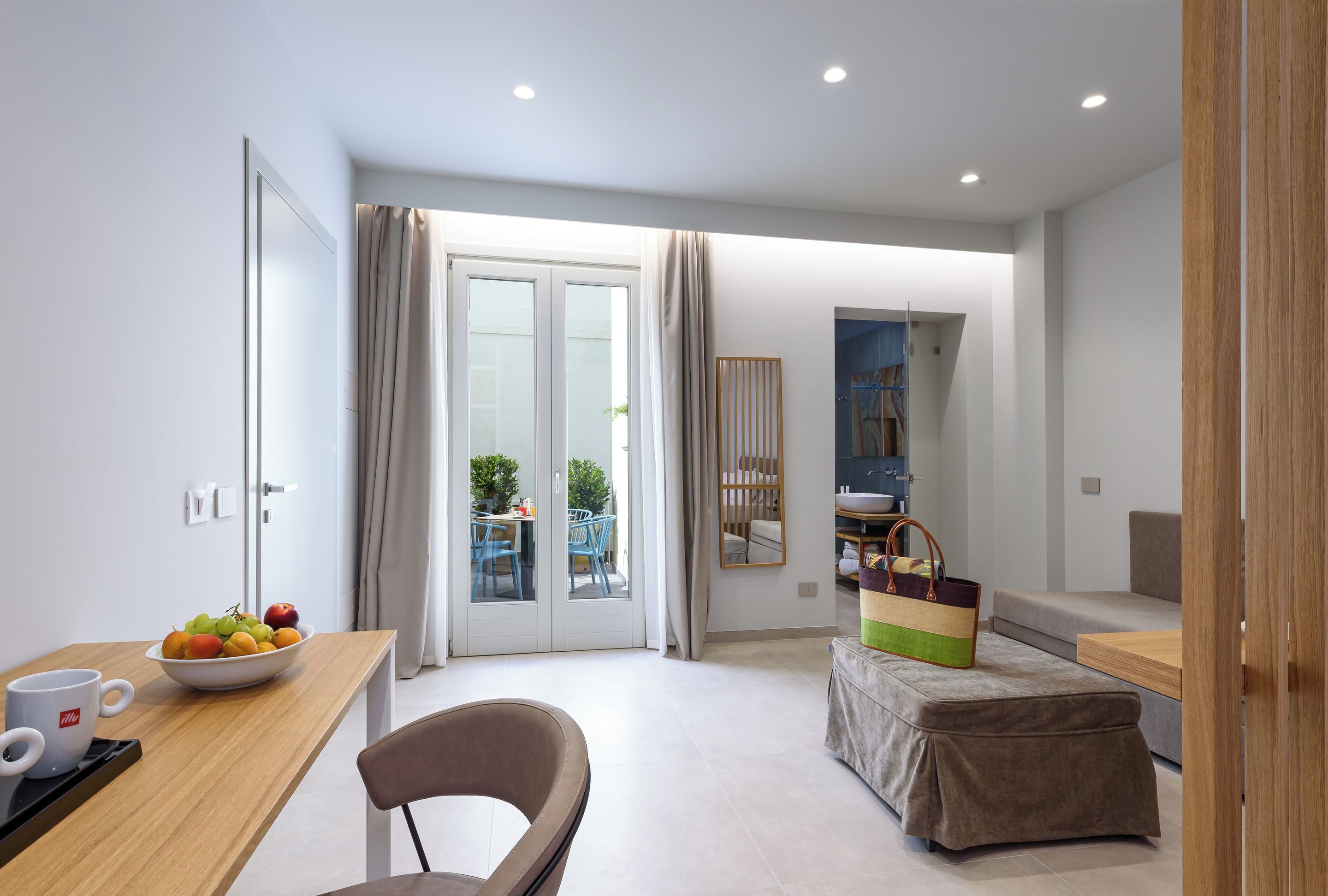 Superior Double or Twin Room | Bar mini, peti besi dalam bilik, meja, Wi-fi percuma 