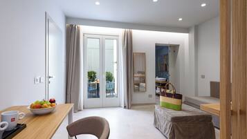 Superior Double or Twin Room | Bar mini, peti besi dalam bilik, meja, Wi-fi percuma