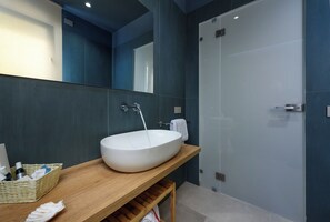 Habitación superior con 1 cama doble o 2 individuales | Baño | Ducha, cabezal de ducha tipo lluvia, secador de pelo y bidé
