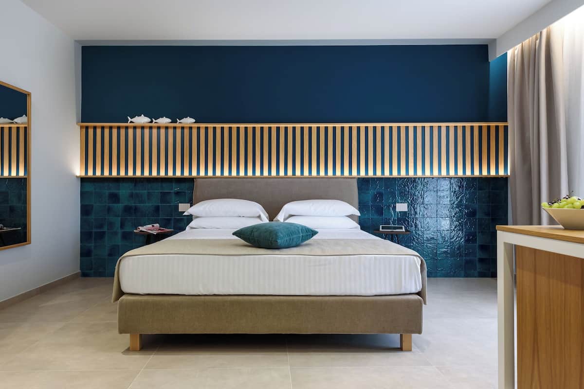 Camera Comfort con letto matrimoniale o 2 letti singoli | Minibar, una cassaforte in camera, una scrivania, Wi-Fi gratuito