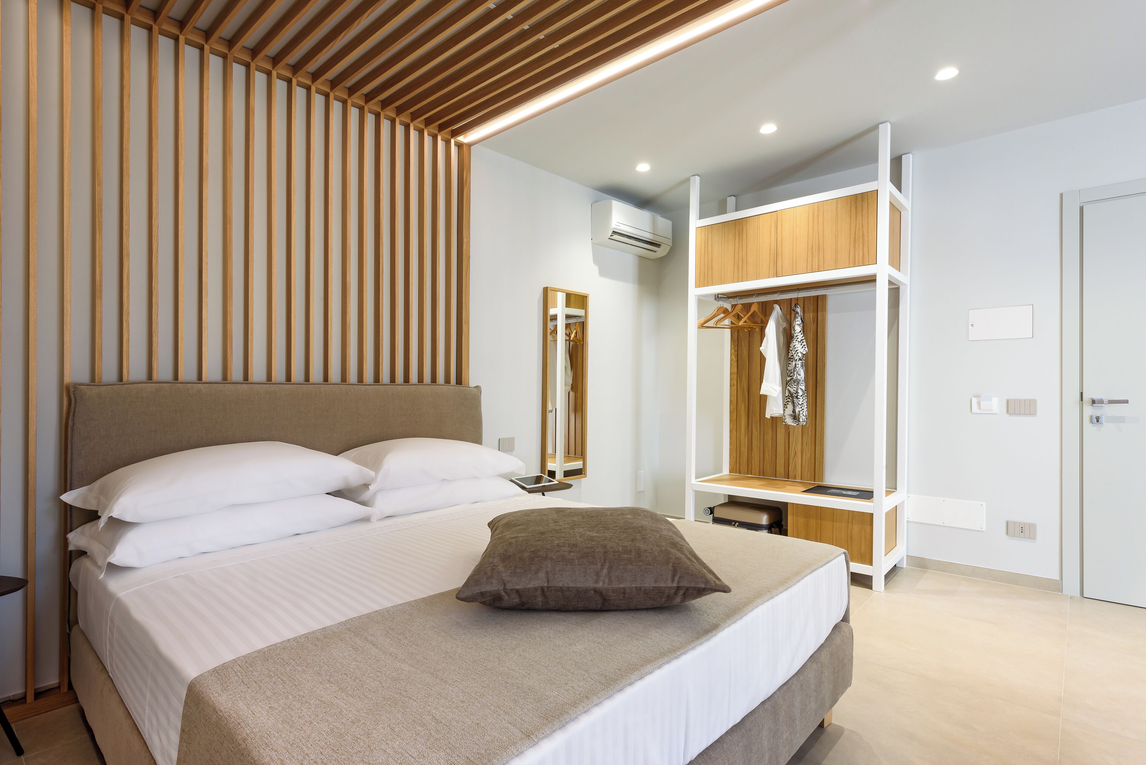 Deluxe Quadruple Room | Minibar, in-room safe, desk, free WiFi