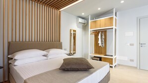 Phòng 4 Deluxe | Minibar, két bảo mật tại phòng, bàn 